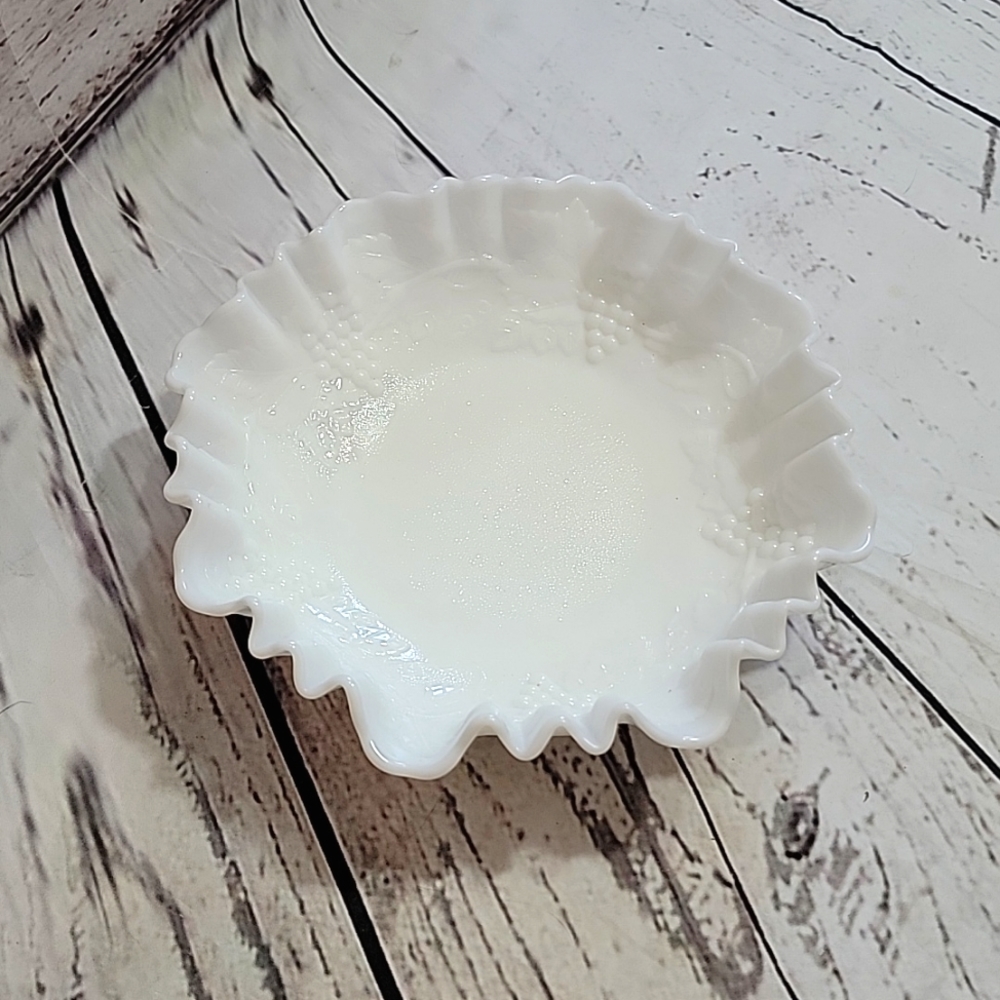 Milkglass accessories dish